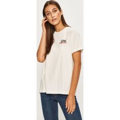 Lee - T-shirt. Białe bluzki damskie Lee, s, z nadrukiem, z bawełny, z okrągłym kołnierzem. W wyprzedaży za 59,90 zł.