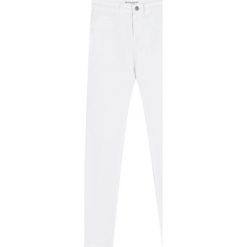 Jeansy rurki z wysokim stanem. Białe jeansy damskie Pull&Bear, bez wzorów, z jeansu, z podwyższonym stanem. Za 49,90 zł.