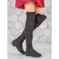 Stylowe kozaki nad kolano. Kozaki damskie SHELOVET, z zamszu, eleganckie, bez obcasa, bez zapięcia. Za 99,90 zł.