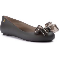 Baleriny MELISSA - Space Love VI Ne Ad 32654 Black 07624. Czarne baleriny damskie Melissa, bez wzorów, z tworzywa sztucznego, bez obcasa. W wyprzedaży za 179,00 zł.