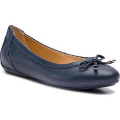 Baleriny GEOX - D Charlene A D84Y7A 000BC C4002 Navy. Niebieskie baleriny damskie Geox, bez wzorów, ze skóry ekologicznej, klasyczne, bez obcasa, na płaskiej podeszwie. W wyprzedaży za 199,00 zł.