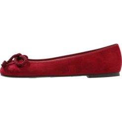 Pretty Ballerinas ANGELIS Baleriny burdeos. Czerwone baleriny damskie marki Pretty Ballerinas, bez wzorów, ze skóry, klasyczne, bez obcasa. Za 559,00 zł.