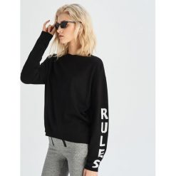 Sweter z napisami - Czarny. Czarne swetry damskie marki Sinsay, s, z napisami, bez rękawów, bez kaptura. Za 39,99 zł.