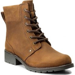 Botki CLARKS - Orinoco Spice 261109354 Brown Snuff. Brązowe botki damskie na obcasie marki Clarks, z materiału. W wyprzedaży za 269,00 zł.