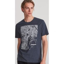 T-shirt z nadrukiem - Granatowy. Niebieskie t-shirty męskie Reserved, s, z nadrukiem, bez kołnierzyka. Za 49,99 zł.