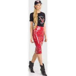 SPÓDNICA LILIA Guess. Czerwone spódniczki damskie Guess, na imprezę, z aplikacjami, midi, dopasowane. Za 319,00 zł.