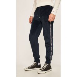 Tommy Hilfiger - Spodnie. Niebieskie spodnie męskie TOMMY HILFIGER, na co dzień, s, bez wzorów, z bawełny, casualowe. Za 359,90 zł.