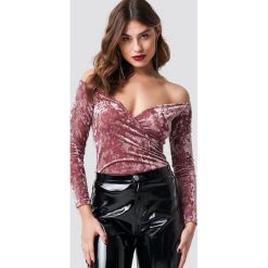 NA-KD Party Aksamitny top z odkrytymi ramionami - Pink. Różowe topy damskie marki NA-KD Party, bez wzorów, z elastanu, bez kołnierzyka. W wyprzedaży za 48,57 zł.