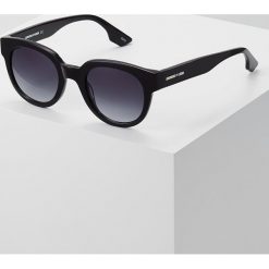 McQ Alexander McQueen Okulary przeciwsłoneczne black. Czarne okulary przeciwsłoneczne damskie marki McQ Alexander McQueen. W wyprzedaży za 439,20 zł.