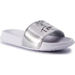 Klapki TOMMY HILFIGER - Pool Slide SIlver T3A0-30225-0632904 M Silver 904. Szare sandały dziewczęce TOMMY HILFIGER, z tworzywa sztucznego, bez zapięcia. W wyprzedaży za 109,00 zł.