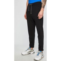 Armani Exchange - Spodnie. Czarne spodnie męskie Armani Exchange, na co dzień, xl, bez wzorów, z bawełny, casualowe. W wyprzedaży za 269,90 zł.
