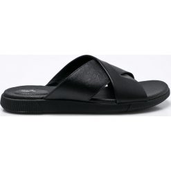 Clarks - Klapki. Czarne kapcie męskie marki Clarks, ze skóry. W wyprzedaży za 269,90 zł.