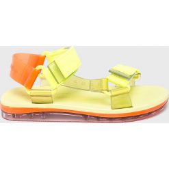 Melissa - Sandały Papete. Żółte klapki damskie Melissa, bez wzorów, z gumy, bez obcasa. W wyprzedaży za 299,90 zł.
