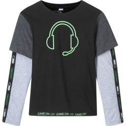 Shirt w optyce dwuwarstwowego bonprix czarno-jasnoszary melanż. Czarne t-shirty chłopięce bonprix, z nadrukiem, bez rękawów. Za 49,99 zł.