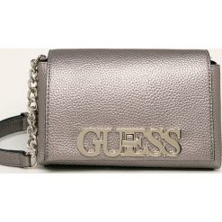 Guess Jeans - Torebka. Szare listonoszki damskie Guess Jeans, w paski, z jeansu, na ramię, małe, z aplikacjami. Za 379,90 zł.