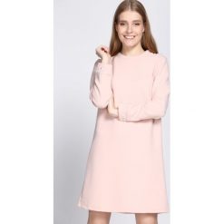 Jasnoróżowa Sukienka January Rain. Szare sukienki mini damskie marki Born2be, na imprezę, s, z okrągłym kołnierzem, długie, oversize. Za 69,99 zł.