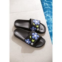 Czarno-Niebieskie Klapki Calm Me Down. Niebieskie klapki damskie Renee, w paski, bez obcasa, na płaskiej podeszwie. Za 49,99 zł.