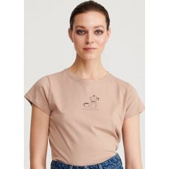 T-shirt z nadrukiem - Beżowy. Brązowe t-shirty damskie Reserved, s, z nadrukiem, bez kołnierzyka. W wyprzedaży za 25,99 zł.
