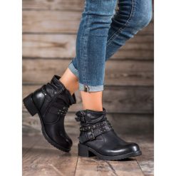 ROCKOWE BOTKI DAMSKIE. Czarne botki damskie eVento, bez obcasa, bez zapięcia. Za 47,90 zł.