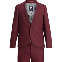 Twisted Tailor ELLROY SUIT SLIM FIT Garnitur bordeaux. Czerwone garnitury męskie marki Twisted Tailor, z elastanu. Za 1089,00 zł.