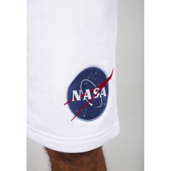 Krótkie spodenki Alpha Industries Odyssey 126336-09 - biały. Białe spodenki i szorty męskie Alpha Industries, m, bez wzorów, krótkie. Za 362,99 zł.