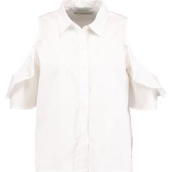 Koszule wiązane damskie: Abercrombie & Fitch RUFFLE COLD SHOLDER Koszula white