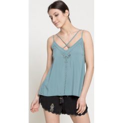 Review - Top. Zielone topy damskie marki Review, s, z wiskozy. W wyprzedaży za 59,90 zł.