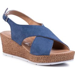 Sandały MARCO TOZZI - 2-28343-24 Denim 802. Niebieskie klapki damskie Marco Tozzi, bez wzorów, ze skóry, bez obcasa, na koturnie. W wyprzedaży za 159,00 zł.