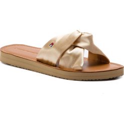 Klapki TOMMY HILFIGER - Satin Elevated Beach Sandal FW0FW04014 Warm Sand 298. Żółte klapki damskie TOMMY HILFIGER, bez wzorów, ze skóry, bez obcasa. W wyprzedaży za 159,00 zł.