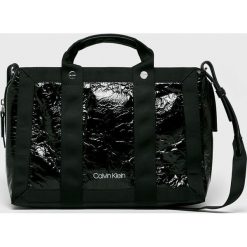 Calvin Klein - Torebka. Czarne torebki klasyczne damskie Calvin Klein, w paski, z materiału, duże. Za 649,90 zł.