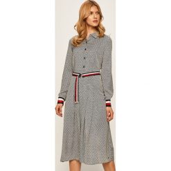 Tommy Hilfiger - Sukienka. Białe sukienki damskie TOMMY HILFIGER, na co dzień, w paski, z wiskozy, casualowe, bez kołnierzyka, z długim rękawem, długie, midi, rozkloszowane. Za 1049,00 zł.