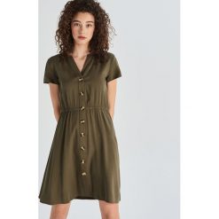 Zielona sukienka z krótkim rękawem - Khaki. Brązowe sukienki damskie Sinsay, s, bez wzorów, bez kołnierzyka, z krótkim rękawem, krótkie, mini. Za 69,99 zł.