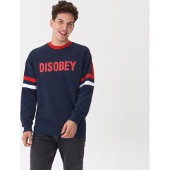 Bluza z napisem - Granatowy. Niebieskie bluzy męskie House, s, z napisami, bez kołnierzyka, bez rękawów, bez kaptura. Za 79,99 zł.