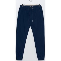 Joggery z tkaniny - Granatowy. Niebieskie spodnie męskie Sinsay, bez wzorów, z tkaniny. Za 49,99 zł.