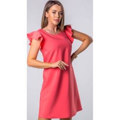 Trapezowa sukienka z falbankami na ramionach. Sukienki damskie Made in Poland, bez wzorów, z poliesteru, z falbankami, bez rękawów, trapezowe. Za 79,00 zł.