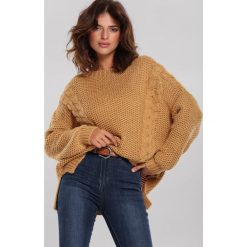 Camelowy Sweter Belmore. Brązowe swetry damskie other, bez wzorów, casualowe, bez rękawów, bez kaptura. Za 109,99 zł.