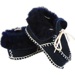 Skórzane buty w kolorze granatowym do raczkowania. Niebieskie buciki niemowlęce Kaiser, z wełny, na sznurówki. W wyprzedaży za 35,95 zł.