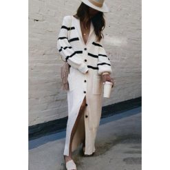 Damski sweter TIBELA. Czarne bluzy damskie Damski sweter TIBELA, uniwersalny, bez wzorów, z długim rękawem, długie, bez kaptura. W wyprzedaży za 89,00 zł.