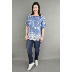 Denimowa haftowana bluzka hiszpanka OVERSIZE PLUS SIZE wiosna lato 2018. Szare bluzki damskie hiszpanki Moda Size Plus Iwanek, na spotkanie biznesowe, na lato, plus size, z haftami, z elastanu, eleganckie, plus size, bez rękawów. W wyprzedaży za 89,90 zł.
