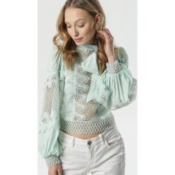 Miętowa Bluzka Britany. Zielone bluzki damskie Born2be, s, z haftami, eleganckie, ze stójką, z długim rękawem. Za 149,99 zł.