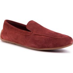 Mokasyny CLARKS - Reazor Plain 261487557 Red Suede. Czerwone mokasyny męskie Clarks, ze skóry, eleganckie. W wyprzedaży za 339,00 zł.