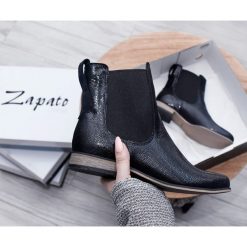 Nieocieplane sztyblety na płaskim obcasie - skóra naturalna - model 480 - kolor czarny błyszczący. Czarne botki damskie Zapato, ze skóry, bez obcasa, na płaskiej podeszwie, bez zapięcia. W wyprzedaży za 319,20 zł.
