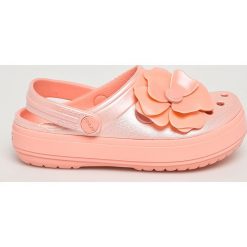 Crocs - Klapki dziecięce. Pomarańczowe sandały dziewczęce Crocs, z materiału, bez zapięcia. W wyprzedaży za 159,90 zł.