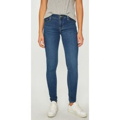 Levi's - Jeansy 710. Niebieskie rurki damskie Levi's®, s. W wyprzedaży za 159,90 zł.