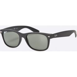 Ray-Ban - Okulary New Wayfarer. Czarne okulary przeciwsłoneczne męskie Ray-Ban, z materiału, prostokątne. W wyprzedaży za 539,90 zł.