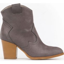Kowbojki na obcasie - skóra naturalna - model 471 - kolor szary. Szare botki damskie Zapato, ze skóry, bez obcasa, na obcasie, bez zapięcia. W wyprzedaży za 319,20 zł.