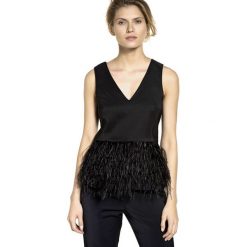 Top w kolorze czarnym. Czarne topy damskie Deni Cler, bez wzorów, z denimu, z włoskim kołnierzykiem. W wyprzedaży za 799,95 zł.