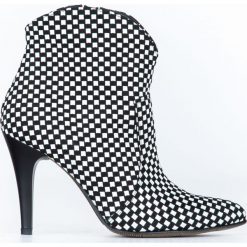 Botki na szpilce - skóra naturalna - model 435 - kolor czarno-białe kwadraty. Czarne botki damskie Zapato, z jeansu, eleganckie, z kwadratowym noskiem, na wysokim obcasie. W wyprzedaży za 299,25 zł.