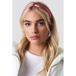 NA-KD Accessories Satynowa opaska do włosów - Pink. Różowe ozdoby do włosów marki NA-KD Accessories, z satyny. Za 40,95 zł.