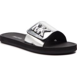 Klapki MICHAEL MICHAEL KORS - Mk Slide 40R9MKFA3M Silver. Szare klapki damskie MICHAEL Michael Kors, z aplikacjami, ze skóry ekologicznej, bez obcasa. W wyprzedaży za 209,00 zł.